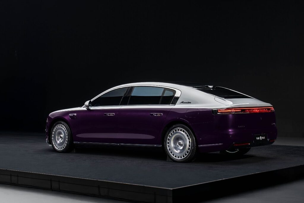 1. Huawei Unveils the Maextro S800: A Luxury Electric Sedan to Rival Rolls-Royce and Bentley